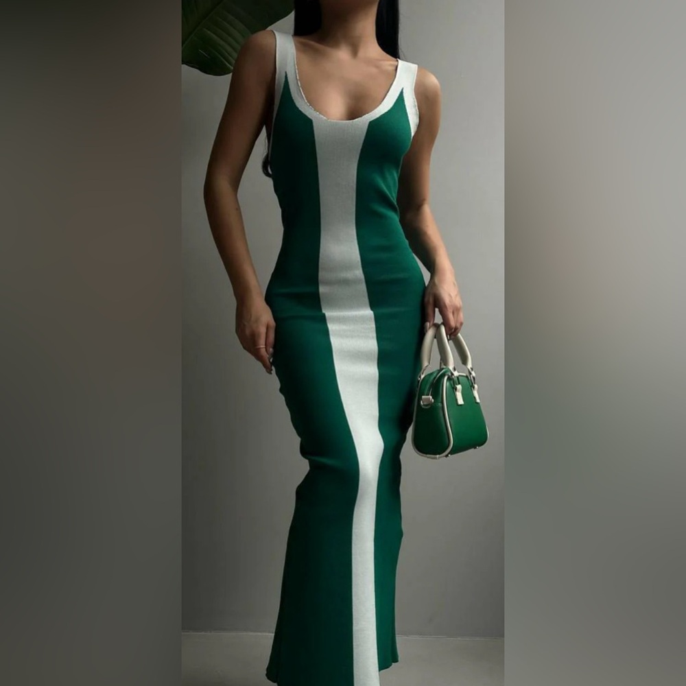 BACK SLIT SIDE DETAIL DRESS - Picture 2 of 4
